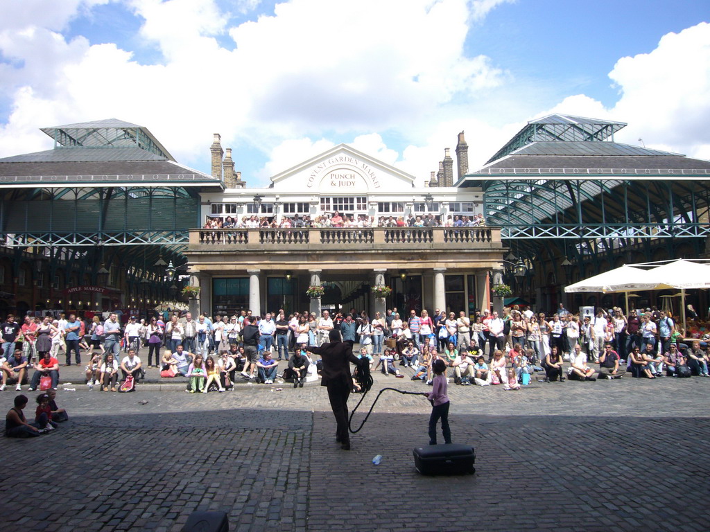 Street artists in front of the Covent Garden Market