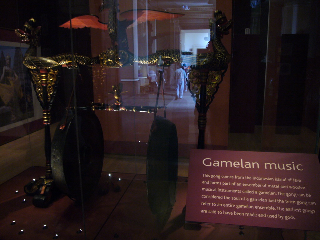 Gamelan gong from Java, with explanation, in the British Museum