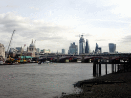 Boats in the Thames river, the Blackfriars Bridge, the towers and dome of St. Paul`s Cathedral, the 22 Bishopsgate building, under construction, the Leadenhall Building, the Scalpel building and the Sky Garden building, viewed from Gabriel`s Pier