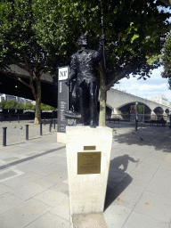 Statue of Laurence Olivier at the South Bank in front of the Waterloo Bridge