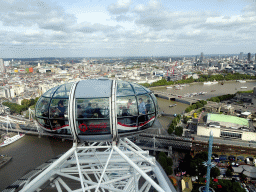 Capsule of the London Eye, boats in the Thames river, the Hungerford Bridge, the Golden Jubilee Bridges, the Waterloo Bridge and the Royal Festival Hall, viewed from capsule 17 of the London Eye