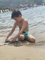 Max playing with sand the Plaa Dubrava Pracat beach