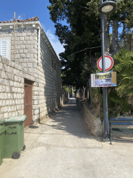 Entrance of the Od unja street to the unj Beach, viewed from the Obala Iva Kuljevana street