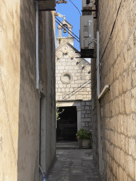 Alley leading to a small church near the Tapas & Wine Bar Neo, viewed from the Obala Iva Kuljevana street
