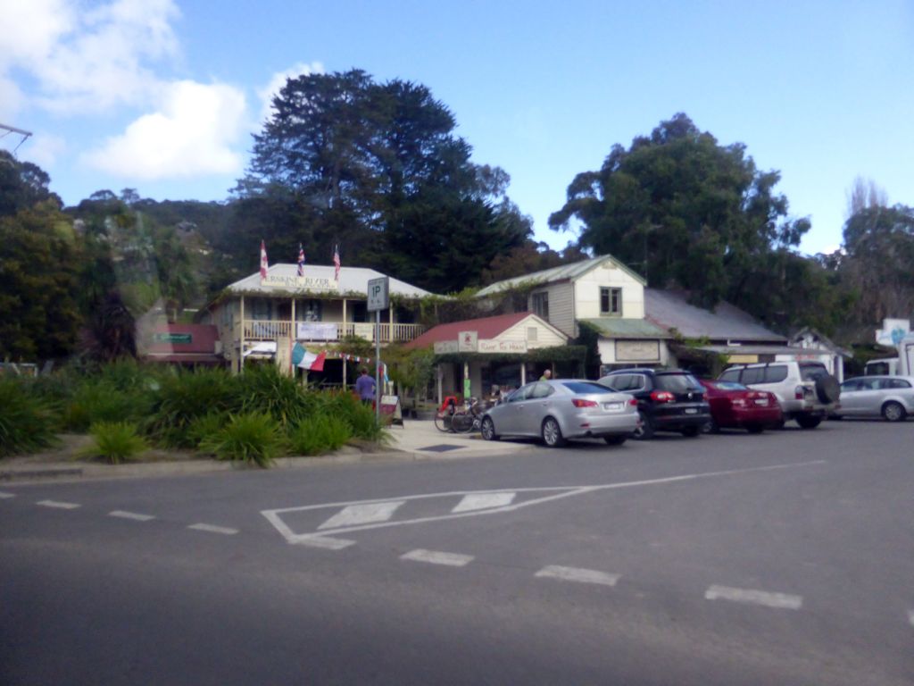 Front of the Erskine River Backpackers Hotel at Mountjoy Parade, viewed from our tour bus