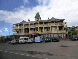 Front of the Grand Pacific Hotel Lorne at Mountjoy Parade, viewed from our tour bus