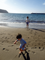 Miaomiao and Max at the Playa de Los Cristianos beach