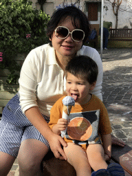 Miaomiao and Max with an ice cream at the Calle del Valle Menéndez street