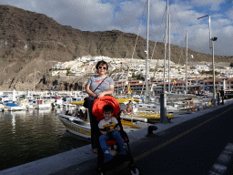 Miaomiao and Max at the Calle Poblado Marinero street, with a view on the boats in the Puerto de los Gigantes harbour