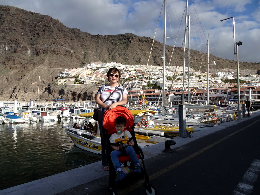 Miaomiao and Max at the Calle Poblado Marinero street, with a view on the boats in the Puerto de los Gigantes harbour