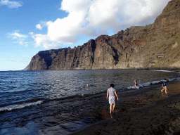 Miaomiao at the Playa de los Gigantes beach and the Acantilados de Los Gigantes cliffs