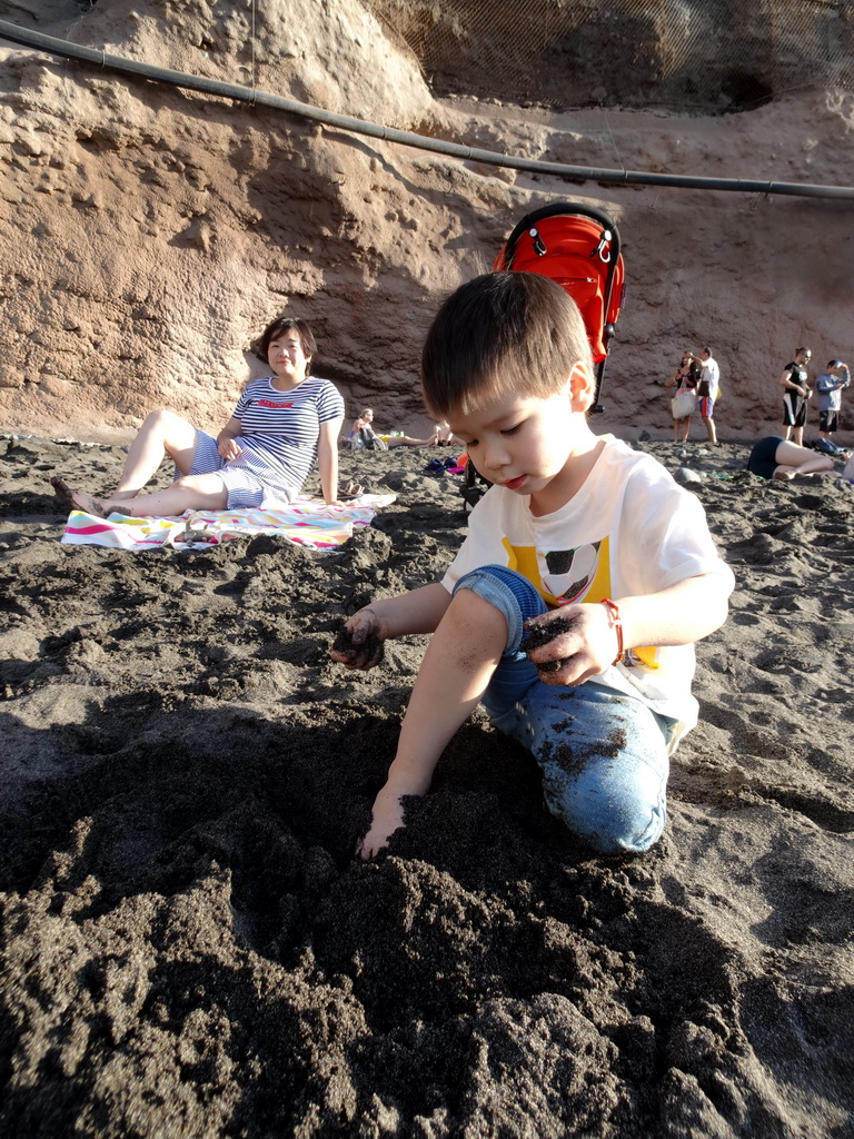 Max and Miaomiao at the Playa de los Gigantes beach