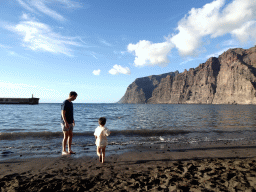 Tim and Max at the Playa de los Gigantes beach and the Acantilados de Los Gigantes cliffs