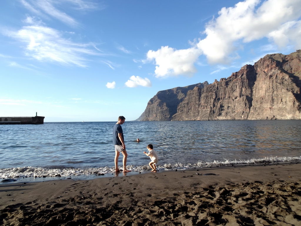 Tim and Max at the Playa de los Gigantes beach and the Acantilados de Los Gigantes cliffs