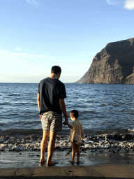 Tim and Max at the Playa de los Gigantes beach and the Acantilados de Los Gigantes cliffs