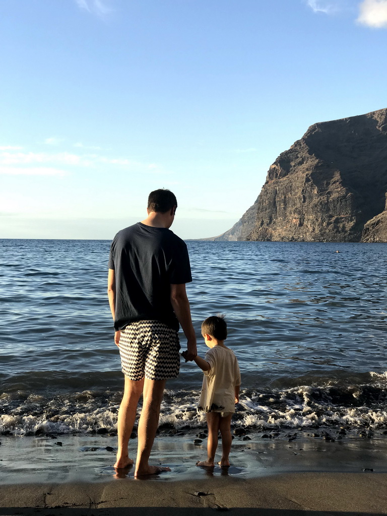 Tim and Max at the Playa de los Gigantes beach and the Acantilados de Los Gigantes cliffs