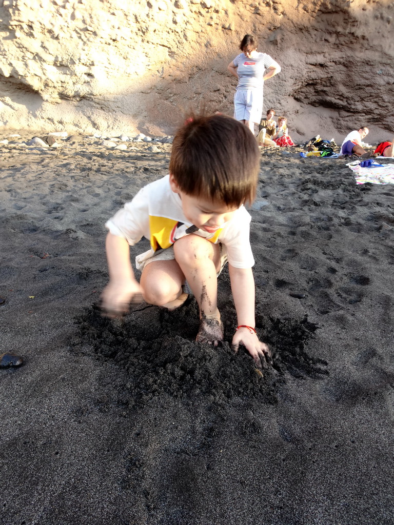 Miaomiao and Max at the Playa de los Gigantes beach