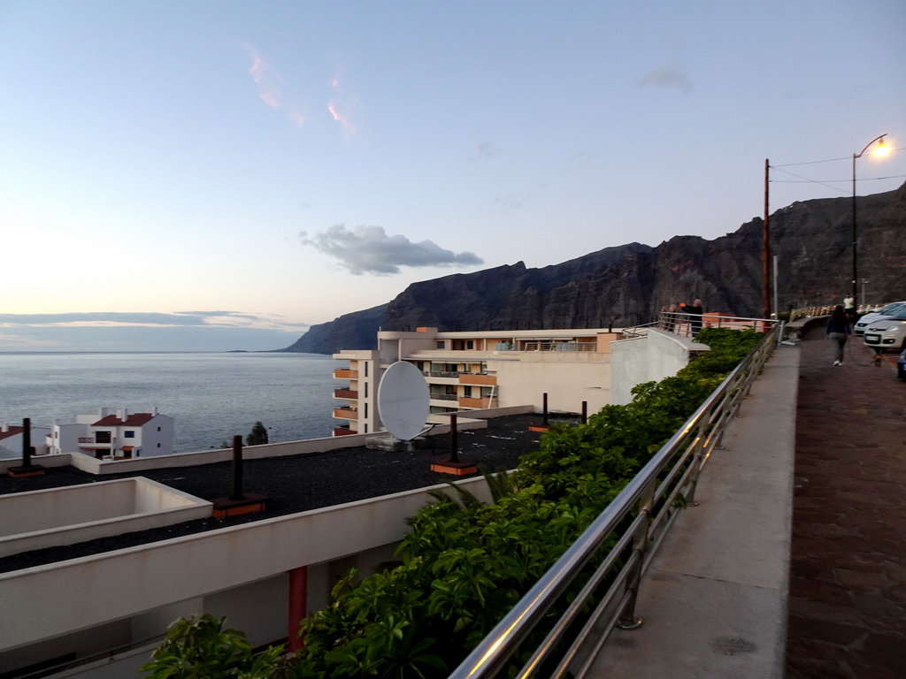 Buildings along the seaside and the Acantilados de Los Gigantes cliffs, viewed from a parking lot next to the Avenida Quinto Centenario street