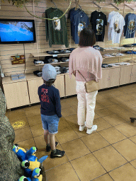Miaomiao and Max at the souvenir shop at the Palmitos Park