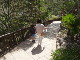 Miaomiao and Max on the path from the Cactus Garden to the La Palapa Restaurant at the Palmitos Park