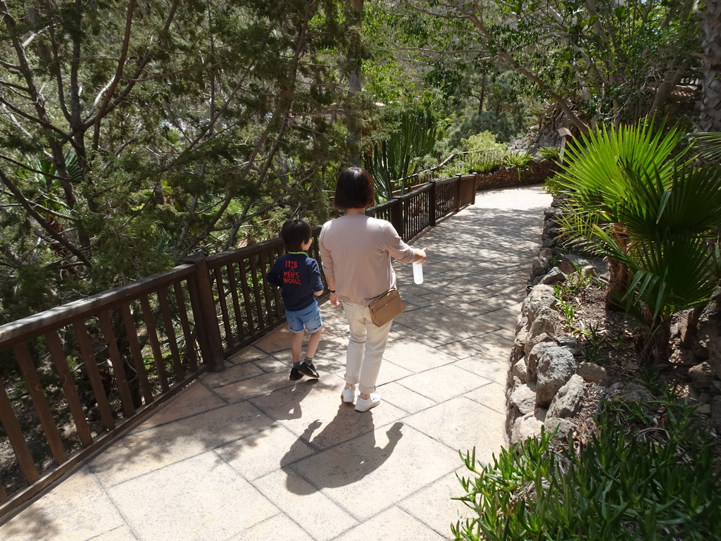 Miaomiao and Max on the path from the Cactus Garden to the La Palapa Restaurant at the Palmitos Park