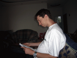 loudi_1_033 - 153 kb - 1024x768 - Tim reading in the living room of Miaomiao`s grandparents` house Tim reading in the living room of Miaomiao`s grandparents` house
