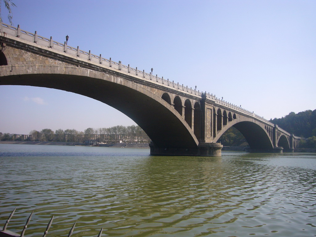 Bridge over the Yi River, near the entrance to the Longmen Grottoes