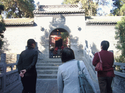 Miaomiao and her mother in front of the Cool and Clear Terrace at the White Horse Temple, with a view on the Pilu Pavilion