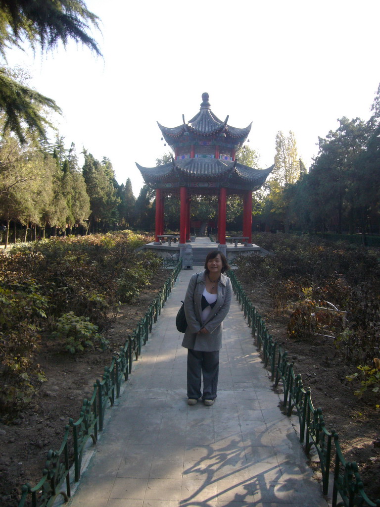 Miaomiao in front of a pavilion at the White Horse Temple