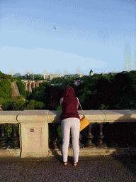 Miaomiao at the Place de la Constitution square, with a view on the Viaduc bridge over the Vallée de la Pétrusse valley