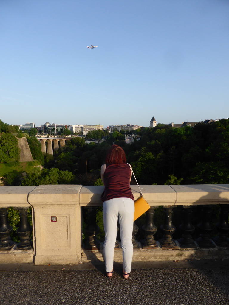 Miaomiao at the Place de la Constitution square, with a view on the Viaduc bridge over the Vallée de la Pétrusse valley