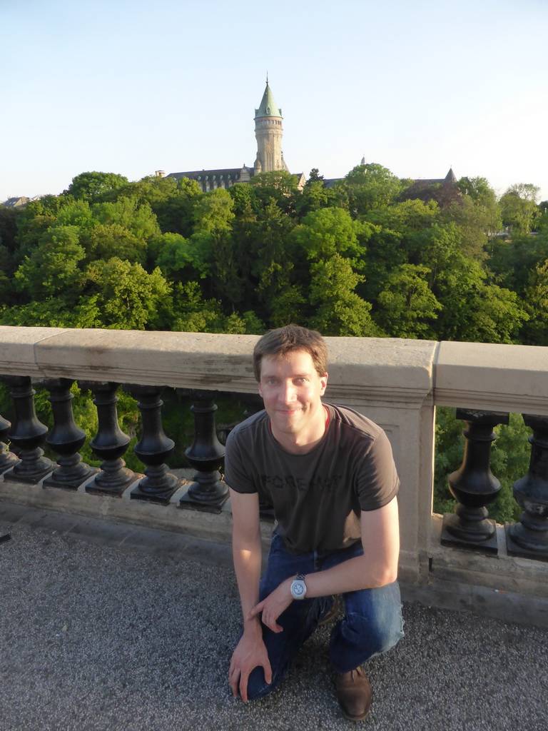 Tim at the Place de la Constitution square, with a view on the Building of the European Coal and Steel Community and the Vallée de la Pétrusse valley