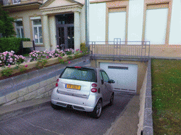 Car parked on a slope at the Boulevard Franklin Delano Roosevelt