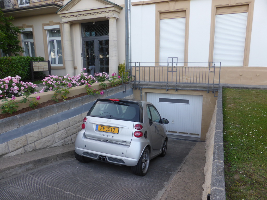 Car parked on a slope at the Boulevard Franklin Delano Roosevelt