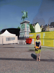 Miaomiao with the statue of King William II of the Netherlands at the Place Guillaume II square