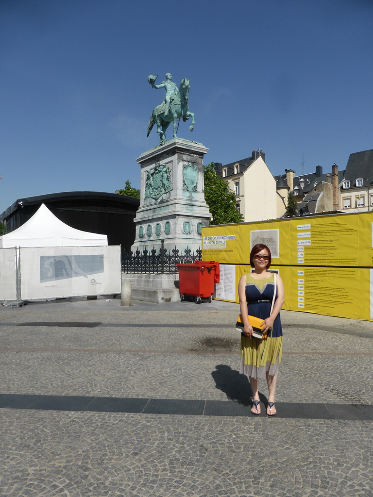 Miaomiao with the statue of King William II of the Netherlands at the Place Guillaume II square
