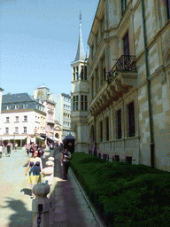 Miaomiao with guard in front of the Grand Ducal Palace at the Rue du Marché-aux-Herbes street