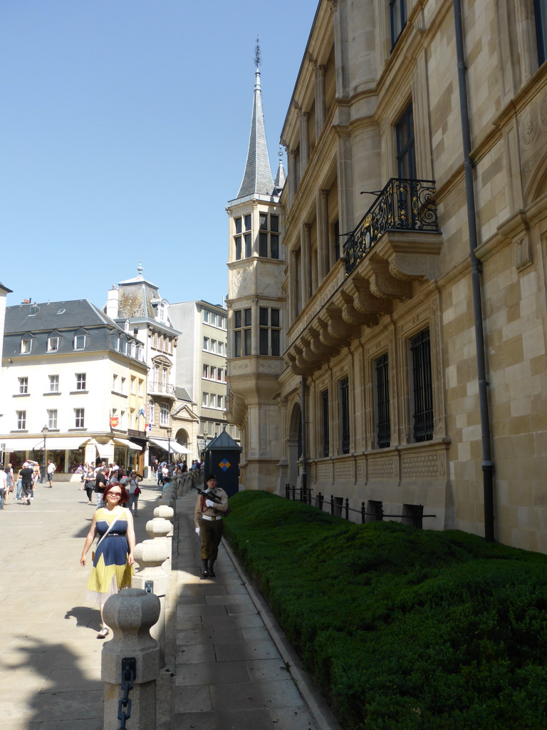 Miaomiao with guard in front of the Grand Ducal Palace at the Rue du Marché-aux-Herbes street