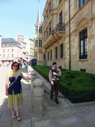 Miaomiao with guard in front of the Grand Ducal Palace at the Rue du Marché-aux-Herbes street