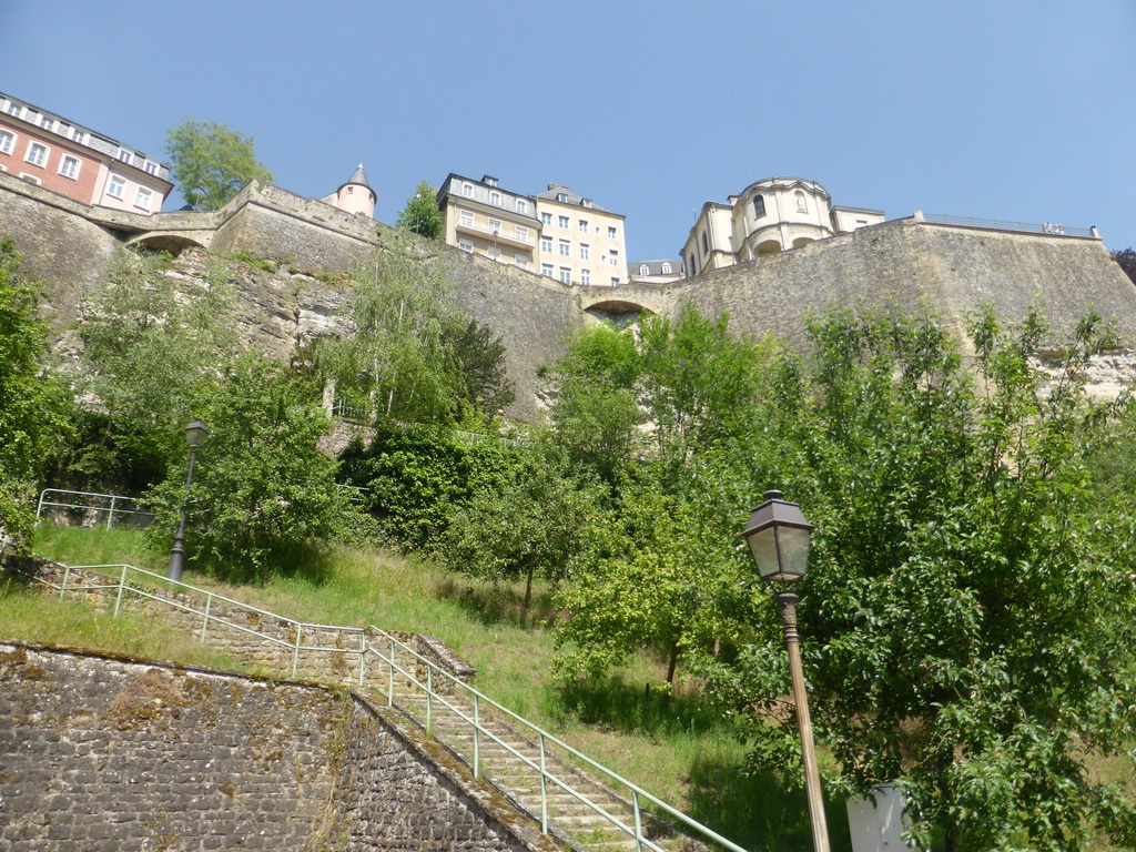 Wall below the Chemin de la Corniche street, viewed from the Rue Plaetis street