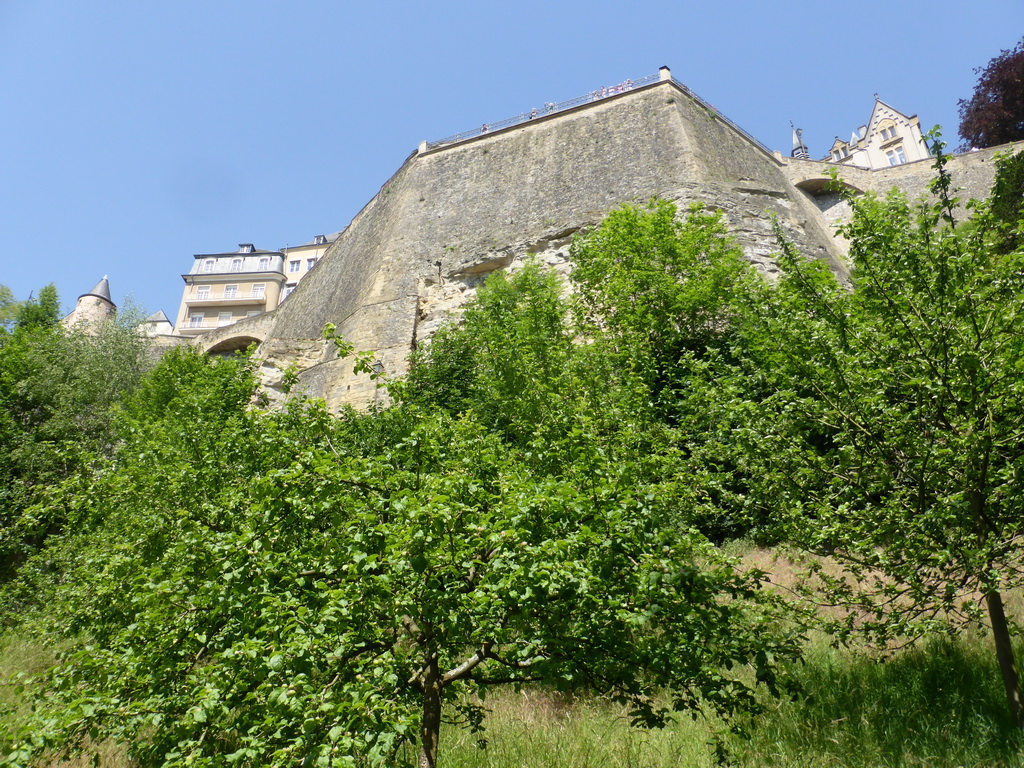 Wall below the Chemin de la Corniche street, viewed from the Rue Plaetis street