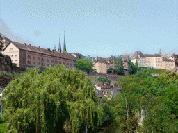 Houses at the Grund district, the State Archives building, the Chemin de la Corniche street and the towers of the Notre-Dame Cathedral, viewed from the Bisserweg street