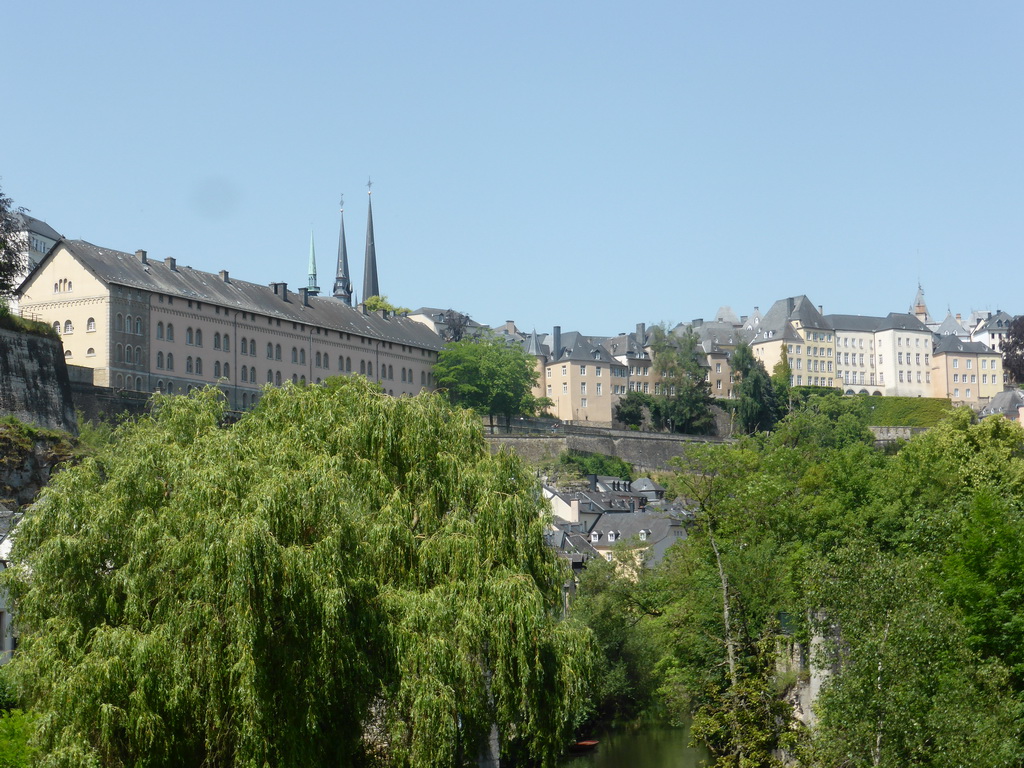 Houses at the Grund district, the State Archives building, the Chemin de la Corniche street and the towers of the Notre-Dame Cathedral, viewed from the Bisserweg street