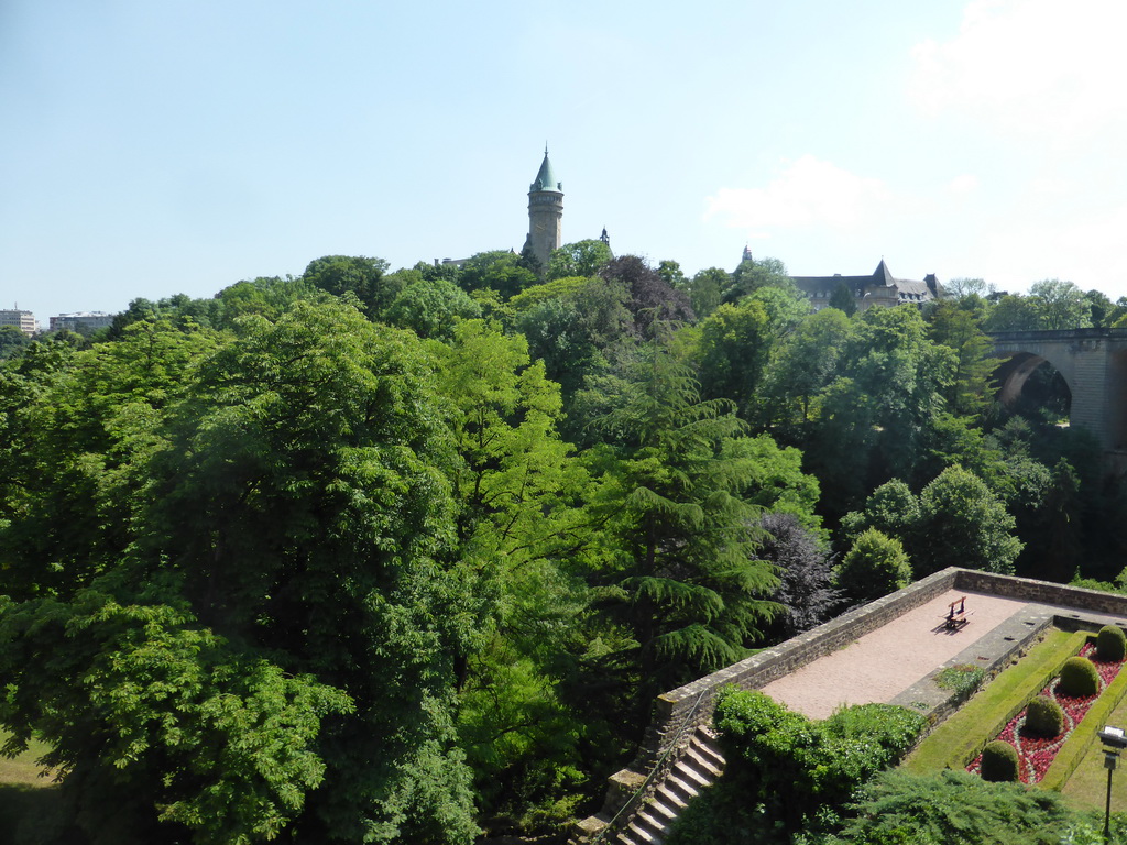 Lower garden, the Building of the European Coal and Steel Community and the Pont Adolphe bridge over the Vallée de la Pétrusse valley, viewed from the upper garden