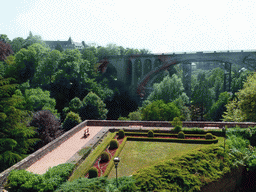 Lower garden, the Building of the European Coal and Steel Community and the Pont Adolphe bridge over the Vallée de la Pétrusse valley, viewed from the upper garden