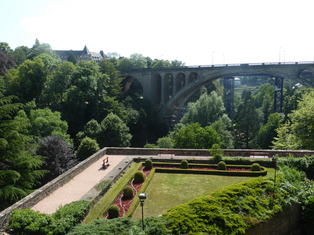 Lower garden, the Building of the European Coal and Steel Community and the Pont Adolphe bridge over the Vallée de la Pétrusse valley, viewed from the upper garden