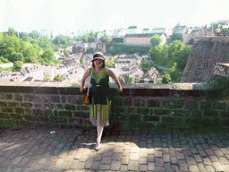 Miaomiao at the Chemin de la Corniche street, with a view on the Grund district and the State Archives building