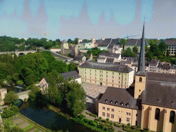 The Grund district with the Wenzel Wall, the Alzette-Uelzecht river, the Abbey of Neumünster, the Johanneskirche church and the Rham Plateau, viewed from the Chemin de la Corniche street