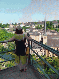 Miaomiao at the Chemin de la Corniche street, with a view on the Grund district with the Alzette-Uelzecht river, the Abbey of Neumünster, the Johanneskirche church and the Rham Plateau