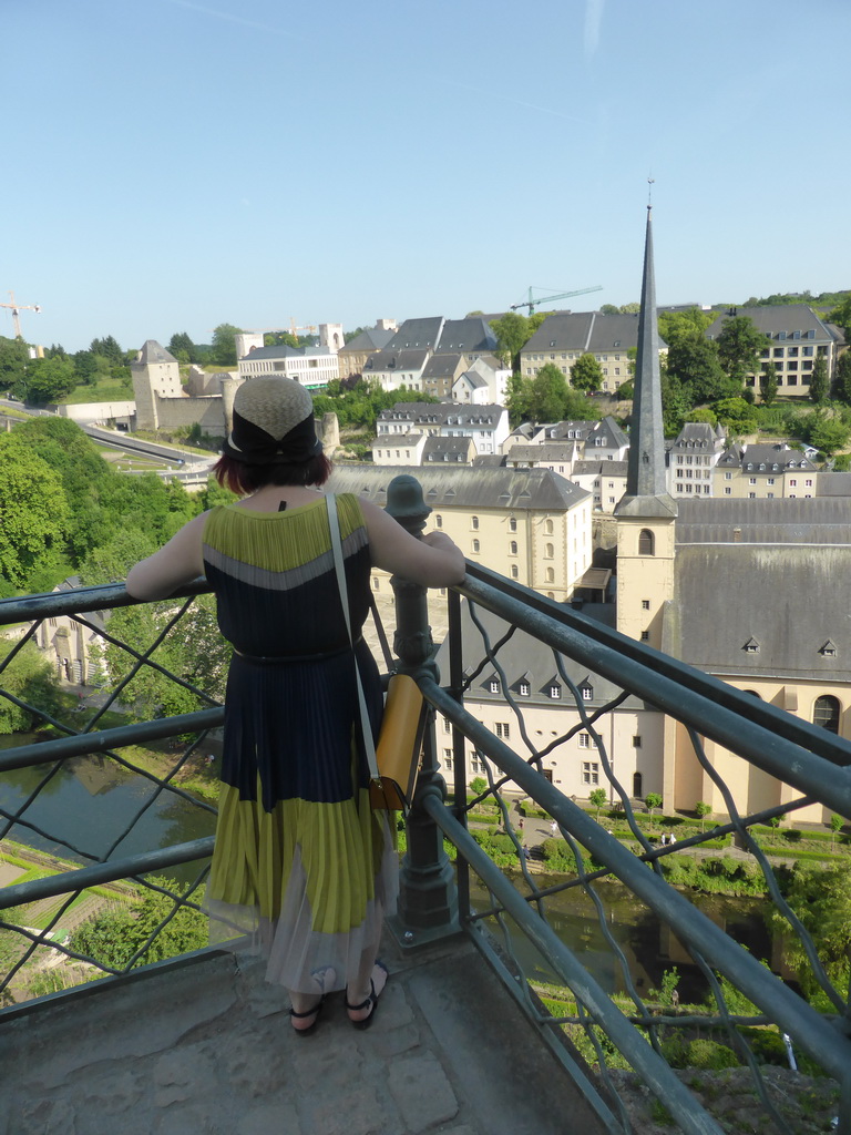 Miaomiao at the Chemin de la Corniche street, with a view on the Grund district with the Alzette-Uelzecht river, the Abbey of Neumünster, the Johanneskirche church and the Rham Plateau